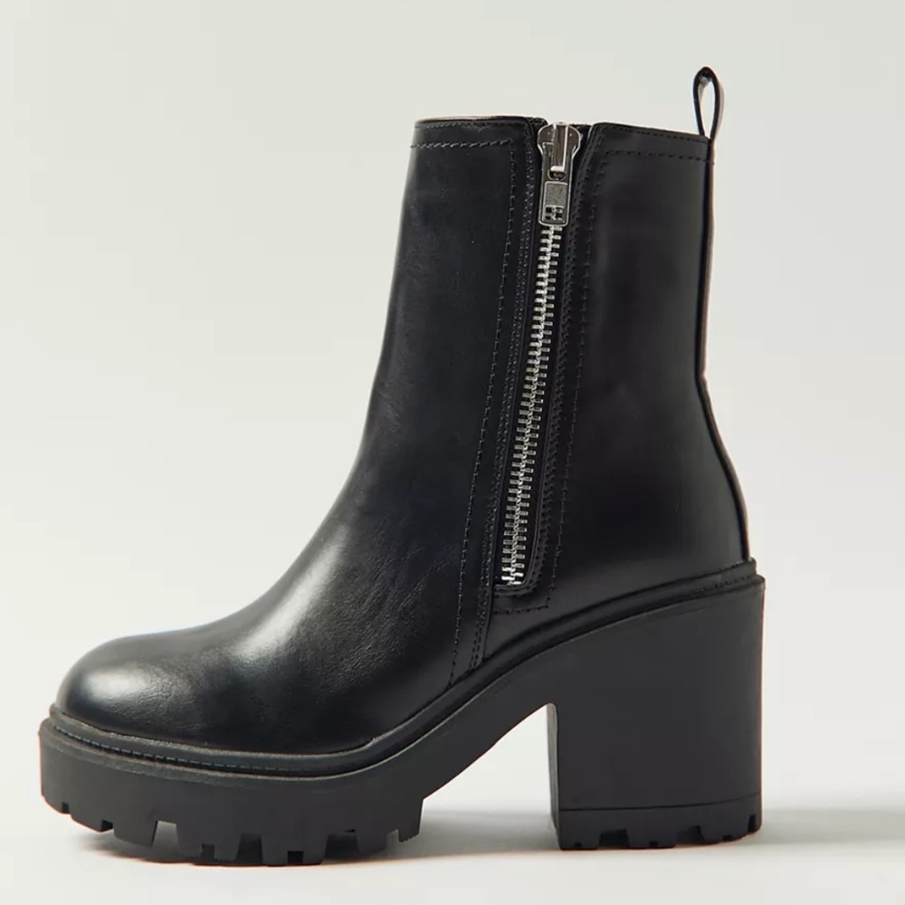 URBAN OUTFITTERS ZIP UP BOOTS